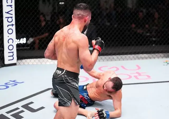 Another walk-off knockout for Dan Ige